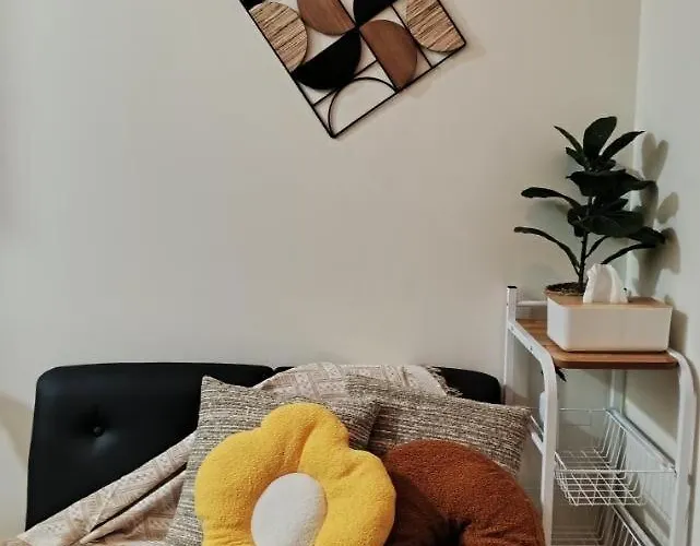 Cozy Qc With Karaoke Pool & Fast Wifi Apartment Manila